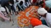 Warga India berdoa usai menguburkan warga korban COVID-19 di tepi Sungai Gangga di kota Prayagraj (16/5).