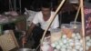 Seorang pedagang kerak telor tengah mempersiapkan dagangannya di ajang Pesta Rakyat Jakarta yang dibuka Wagub DKI Jakarta, Basuki Tjahaja Purnama (14/6).