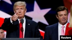 Le candidat républicain à la présidentielle, Donald Trump, à gauche, aux côtés de son directeur de campagne, Paul Manafort, lors de la Convention républicaine à Cleveland, aux États-Unis, le 21 juillet 2016. 
