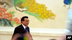 李克强总理3月13日抵达记者会会场