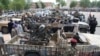 Un soldat tchadien passe devant les armes exposées, saisies parmi la force rebelle vaincue, sur la place de l'Indépendance à N'jamena, le 20 mai 2009.