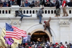 FILE - Genge la Rais wa zamani Donald Trump likiwashambulia maafisa wa polisi wa Bunge la Marekani walipovamia bungeni, mjini Washington Jan. 6, 2021.