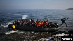 Arrivée d'un grand nombre de migrants à bord d'une très petite embarcation sur une plage de l'île grecque de Lesbos, le 19 octobre 2015.