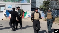 پۆلیسی ئەفغانستان لەناو زانکۆی کابوڵ