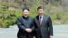 김정은(왼쪽) 북한 국무위원장과 시진핑 중국 국가주석이 지난 2018년 5월 다롄에서 악수하고 있다. (자료사진)