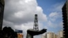 Una escultura se ve fuera de un edificio de la petrolera estatal venezolana PDVSA en Caracas, Venezuela, el 14 de junio de 2016. 