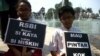 Dua siswa sekolah dasar di Jakarta dalam protes menentang kebijakan rintisan sekolah bertaraf internasional (RSBI). (Foto: Dok)