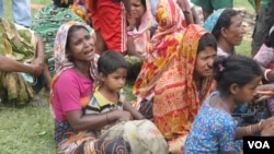 FILE - A Hindu woman grieves in northern Rakhine state, Myanmar, Sept. 27, 2017. (Moe Zaw and Sithu Naing/VOA Burmese)