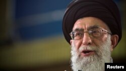 Ali Khamenei parle lors d'un direct télévisé à Téhéran, en Iran, le 12 juin 2009 