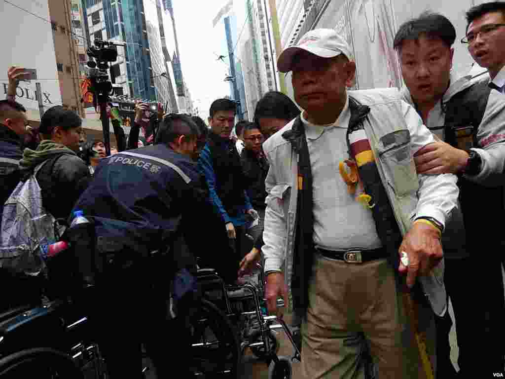 90岁的黄伯伯被警察拘捕时，可以自行走路不用坐警方准备的轮椅