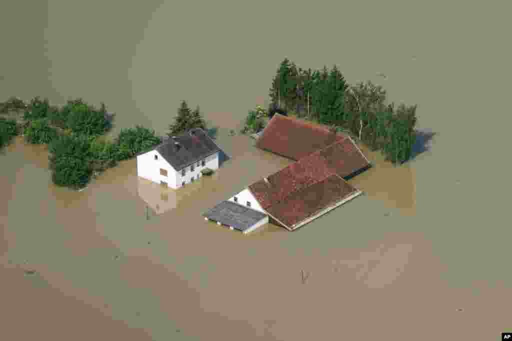 Foto dari udara memperlihatkan sebuah rumah pertanian yang dilanda banjir di dekat Sungai Danube di Deggendorf, Jerman. Hujan deras selama beberapa hari mengakibatkan banjir di sepanjang sungai-sungai dan danau-danau di Jerman, Austria, Swiss, Hungaria dan Republik Ceko.