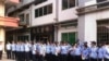 警察在工厂维稳 (新浪微博“新生鞋厂工友维权”)