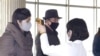 지난 4일 평양에서 신종 코로나바이러스 방역을 위해 시민들의 체온을 재고 있다.
