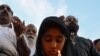 Un jeune chrétien pakistanais allume une chandelle en hommage aux victimes des attentats au Sri Lanka lors d'une veillée à Islamabad le 22 avril 2019
