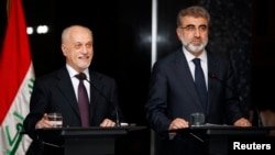 Iraq's Deputy Prime Minister for Energy Hussain al-Shahristani (L) speaks during a joint news conference with Turkey's Energy Minister Taner Yildiz in Baghdad, Dec. 1, 2013. 