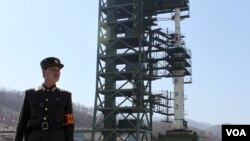 지난 2012년 4월 북한 평안북도 동창리 발사장의 장거리 미사일 '은하 3호'. (자료사진)