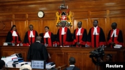 Les juges de la Cour suprême kenyane lors d’une audience à Nairobi, Kenya, le 28 août 2017.