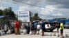 Les populations font la queue pour s'approvisionner, avant l’arrivée de l’ouragan Florence à Myrtle Beach, en Caroline du Sud, le 10 septembre 2018.