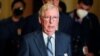 Anggota Senat AS dari Partai Republik Mitch McConnell berbicara kepada awak media setelah menghadiri pertemuan mingguan antara anggota Partai Republik di Capitol Hill pada 28 September 2021. (Foto: Reuters/Elizabeth Frantz)