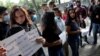 Manifestantes protestan frente a la embajada de Trinidad y Tobago en Caracas, Venezuela.