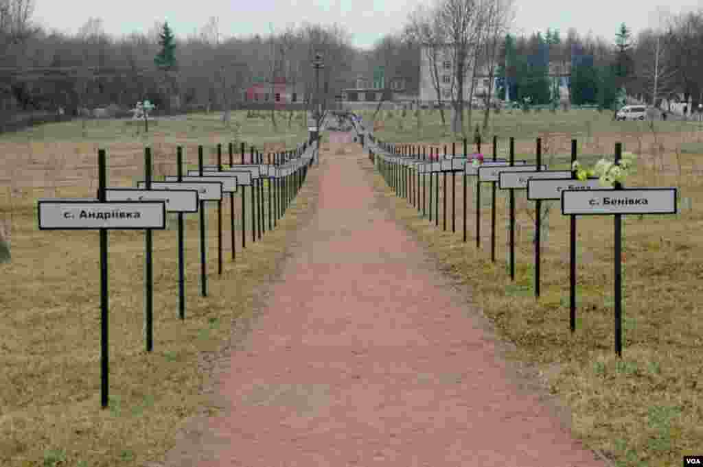 A monument commemorating permanently evacuated towns and villages inside the exclusion zone, Chernobyl, Ukraine, March 19, 2014. (Steve Herman/VOA)