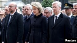 （从左至右）比利时总理米歇尔、马蒂尔德王后和菲利普国王在比利时议会参加悼念布鲁塞尔周二炸弹恐袭死难者的纪念仪式。（2016年3月24日）