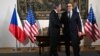 Державний секретар США Ентоні Блінкен та міністр закордонних справ Чехії Ян Ліпавський після підписання Меморандуму про співпрацю в боротьбі з дезінформацією, 30 травня 2024 року. Блінкен прибув до Праги на зустріч міністрів закордонних справ НАТО. (Фото: Michal Cizek / AFP)