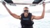 Barack Obama fait du kitesurf lors de ses vacances à Hawaï