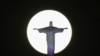 La luna llena, conocida como Superluna, y que este año coincidió con un eclipse lunar, se alza sobre el Templo de Poseidón, cerca de Atenas.