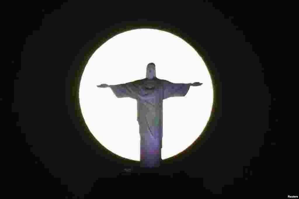 La Superluna brilla detrás del Cristo Redentor en Río de Janeiro, Brasil.