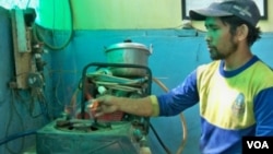 Api kompor yang dihasilkan dari biogas yang berasal dari sampah, dengan kualitas cukup bagus dan aman, tidak berbau. (VOA/R. Teja Wulan)
