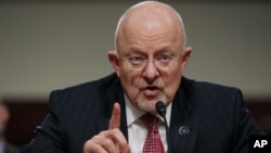 Direktur Inteljen Nasional AS, James Clapper memberi kesaksian di hadapan Komite Senat Amerika (foto: dok).