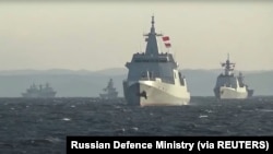 Sekelompok kapal angkatan laut dari China dan Rusia berlayar selama latihan militer bersama di Laut Jepang, dalam gambar diam yang diambil dari video yang dirilis pada 18 Oktober 2021. (Kementerian Pertahanan Rusia/Handout via REUTERS). 