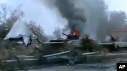 Sebuah kendaraan militer Suriah terbakar di luar pangkalan Deir el-Zour (Foto: dok).