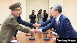 지난달 8월 25일 한국 측 대표인 김관진 국가안보실장과 홍용표 통일부 장관, 북측 대표인 김양건 당 비서와 황병서 군 총정치국장 (오른쪽부터)이 판문점에서 '무박4일' 마라톤 협상을 마치고 악수하고 있다.