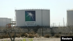Tangki minyak di kantor pusat Saudi Aramco di kota Damam, Arab Saudi, 11 November 2007. (Foto: dok).
