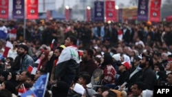 ইরাকের সমর্থকরা ২০২৩ সালের ১৬ জানুয়ারি ইরাক এবং কাতারের মধ্যকার আরব উপসাগরীয় কাপের সেমিফাইনাল ফুটবল ম্যাচ দেখতে ইরাকের দক্ষিণাঞ্চলী শহরের ভক্তদের জন্য নির্দিষ্ট একটি স্থানে জড়ো হচ্ছে। 