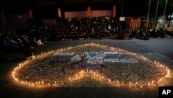 ফুটবল ক্লাব আরেমা এফসির সমর্থকরা সোমবার ইন্দোনেশিয়ার মালাংয়ের কাঞ্জুরুহান স্টেডিয়ামের বাইরে শনিবারের ফুটবল ম্যাচের ঘটনায় হতাহতদের জন্য প্রার্থনা করছেন। ৩ অক্টোবর, ২০২২।