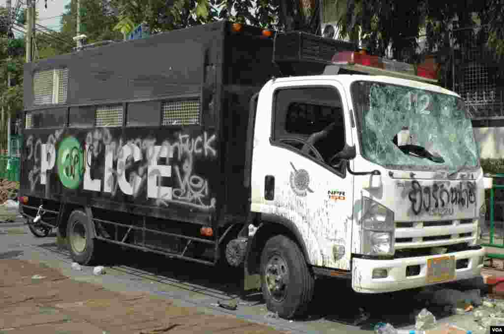 2013年12月3日，曼谷街道上被砸过的警方卡车