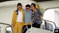 Мик Джаггер, Кит Ричардс и Рон Вуд из Rolling Stones прибывают в аэропорту Бербанк, Калифорния, 11 октября 2021 
