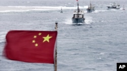 Kapal nelayan Tiongkok berlayar di sekitar karang Meiji di provinsi Hainan, Laut China Selatan (Foto: dok). Pemerintah Tiongkok akan memberlakukan patroli bagi kapal-kapal asing yang memasuki wilayah perairan Laut China Selatan yang disengketakan, mulai 1 Januari 2013.