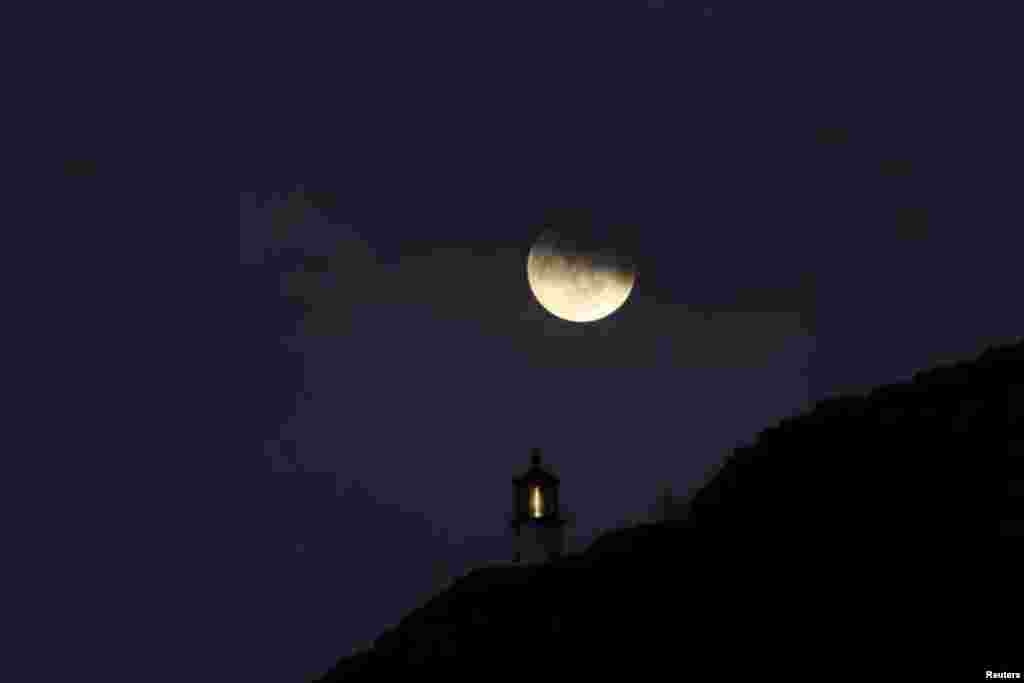 La Superluna de Sangre sobre el faro Makapuu, al este de Oahu, Honolulu, Hawaii.
