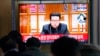 20일 한국 서울역에 있는 TV에서 김정은 북한 국무위원장이 참석한 노동당 정치국 회의 관련 뉴스가 방송되고 있다. 