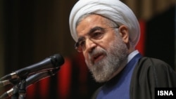 حسن روحانی رئیس جمهوری ایران در مراسم روز دانشجو در دانشگاه علوم پزشکی ایران، تهران، ۱۶ آذر ۱۳۹۳ 