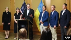 Посолка США в Україні Бріджет Брінк (ліворуч) та делегація конгресменів США - Бетті Макколум, Майк Тернер, Ронні Джексон, Джон Джойс, Тоні Гонсалес під час пресконференції у Києві 1 липня 2024 року. Фото: Anatolii Stepanov/AFP