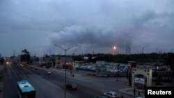 Una planta de gas natural perteneciente a PEMEX expulsa los desechos en Tula de Allende, al norte de la Ciudad de México en junio de 2020.