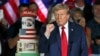 Колишній президент США Дональд Трамп біля свого іменинного торта у день свого 78-го дня народження у Вест-Палм-Біч, Флорида. 14 червня 2024 року. Фото: Jim WATSON/AFP