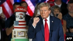 Колишній президент США Дональд Трамп біля свого іменинного торта у день свого 78-го дня народження у Вест-Палм-Біч, Флорида. 14 червня 2024 року. Фото: Jim WATSON/AFP