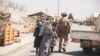 Oficial de seguridad afgano muere en tiroteo fuera del aeropuerto de Kabul
