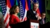 Le représentant américain au Commerce, Robert Lighthizer, au centre, avec la ministre des Affaires étrangères du Canada, Chrystia Freeland, à gauche, et le secrétaire à l'Économie du Mexique, Ildefonso Guajardo Villarrea, à droite, à Washington, le 17 octobre 2017.